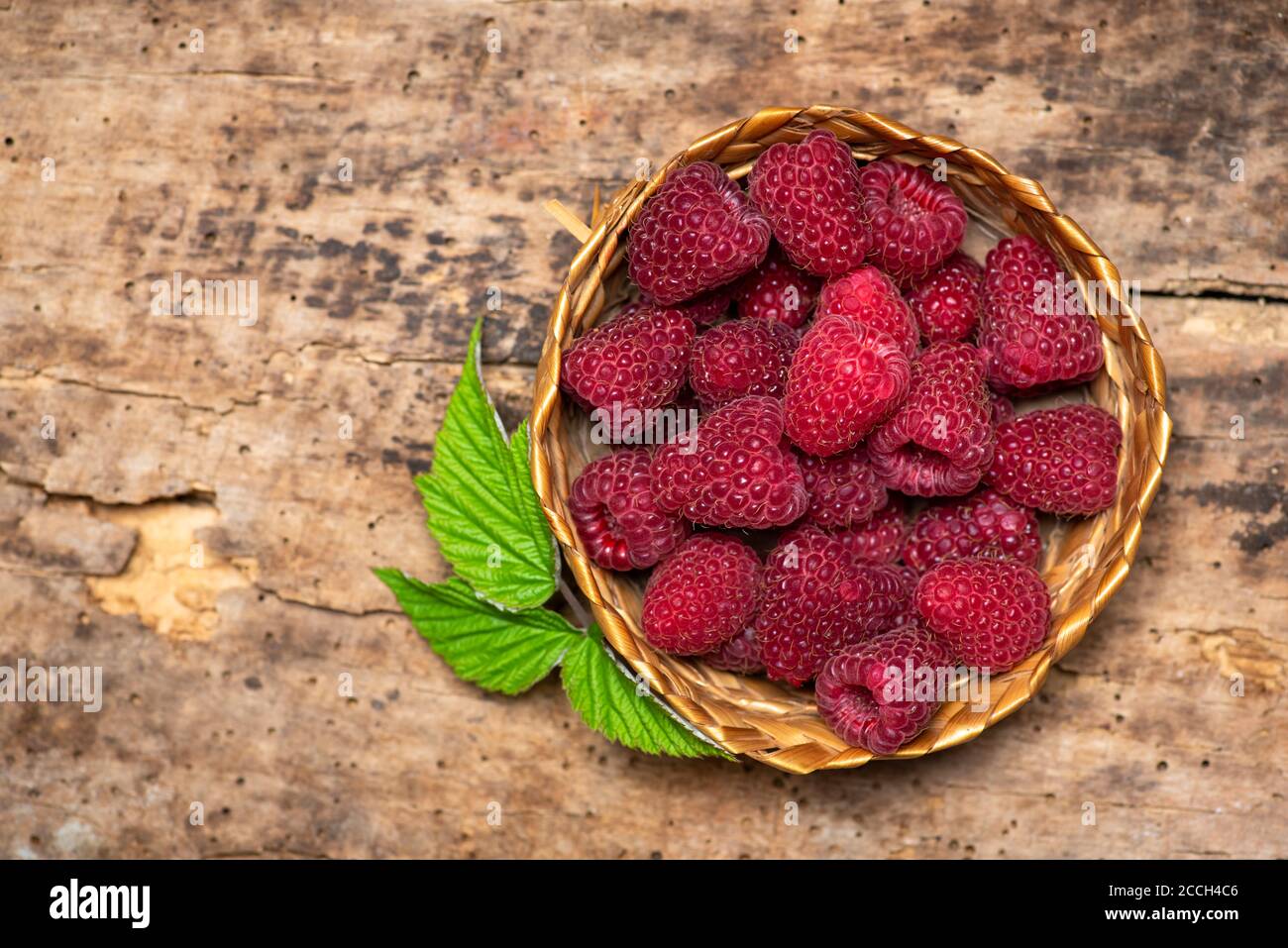 frutta fresca di lampone rosso in una ciotola Foto Stock