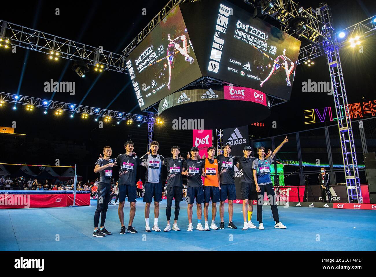 Pechino, Cina. 22 agosto 2020. Nove salti alti posa per le foto davanti al concorso di salto alto degli uomini di China Athletics Street Tour (CAST) a Pechino, Cina, 22 agosto 2020. Credit: CAST/Xinhua/Alamy Live News Foto Stock