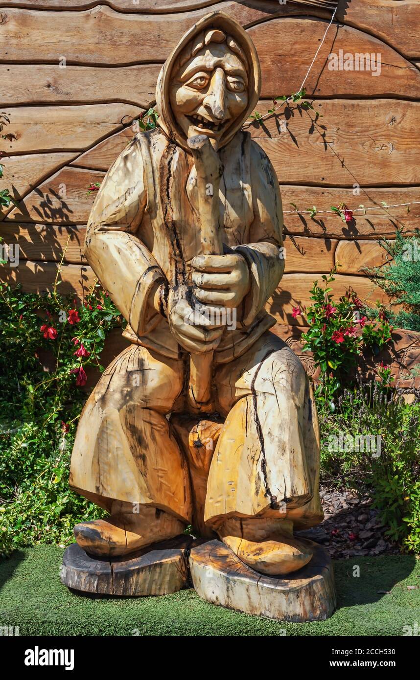 Krajno-Zagorze, Polonia - 14 agosto 2020. Scultura in legno di una strega che vola su un bastone di criciole nel parco divertimenti e miniature di Sabat Krajno Foto Stock