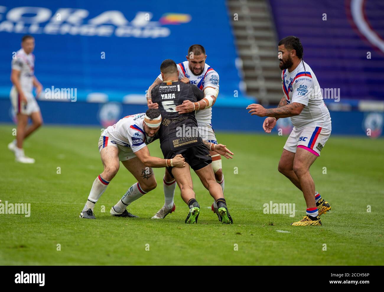 22 agosto 2020; il John Smiths Stadium, Huddersfield, Yorkshire, Inghilterra; Rugby League Coral Challenge Cup, Catalan Dragons contro Wakefield Trinity; Fouad Yaha di Catalan Dragons è affrontato da Wakefield Trinity Foto Stock