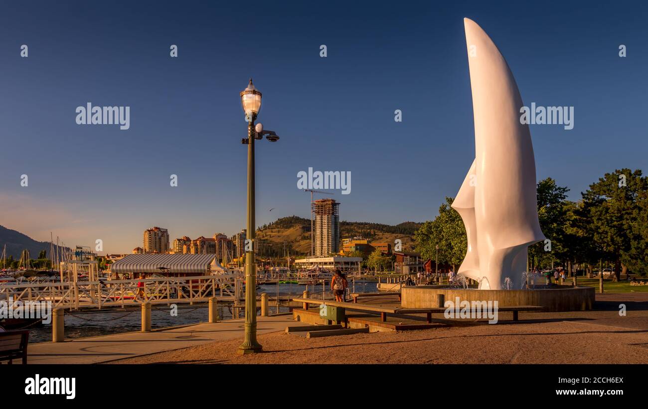 Tramonto sull'iconica scultura in fibra di vetro "Spirit of Sail" presso Il parco cittadino di Kelowna ai piedi di Bernard Viale Foto Stock