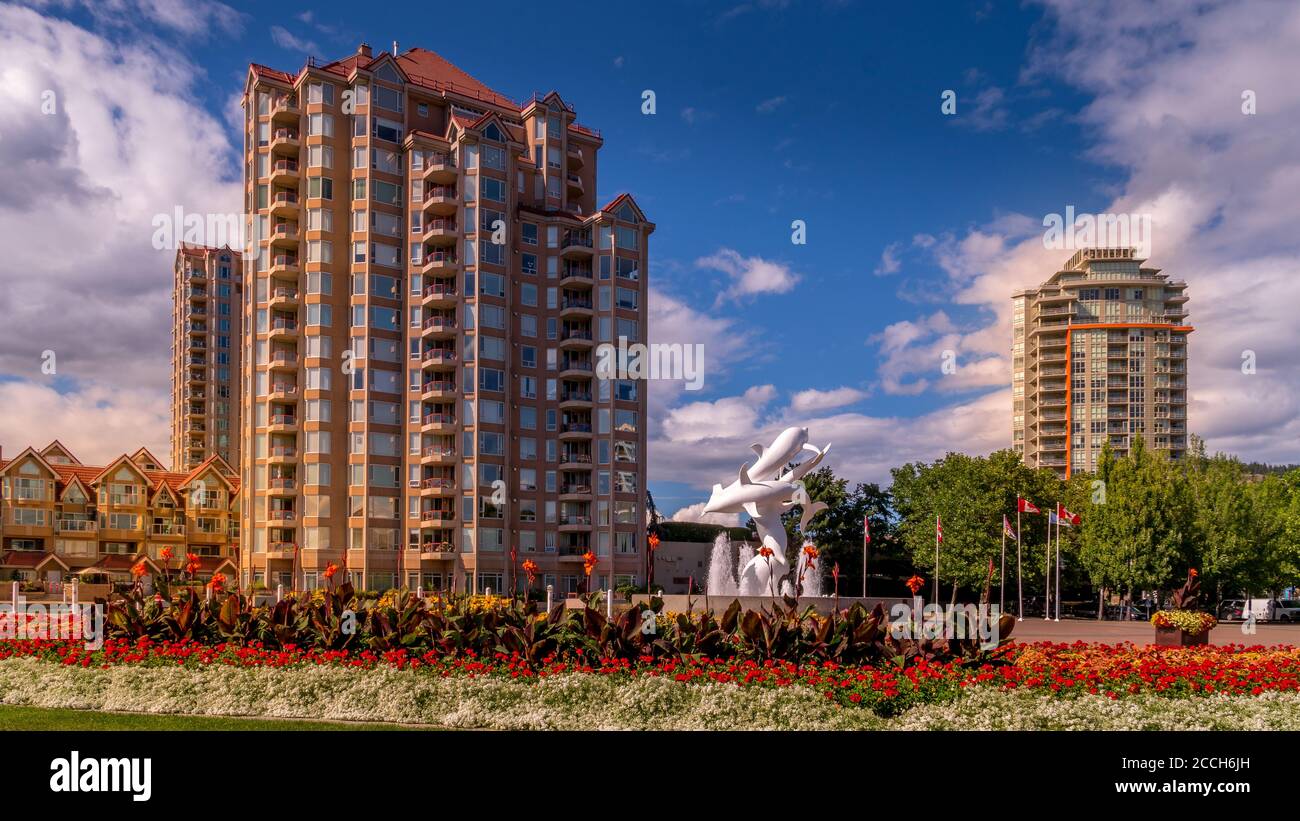 Giardini e alti edifici intorno al Rhapsody Plaza in La città di Kelowna Foto Stock