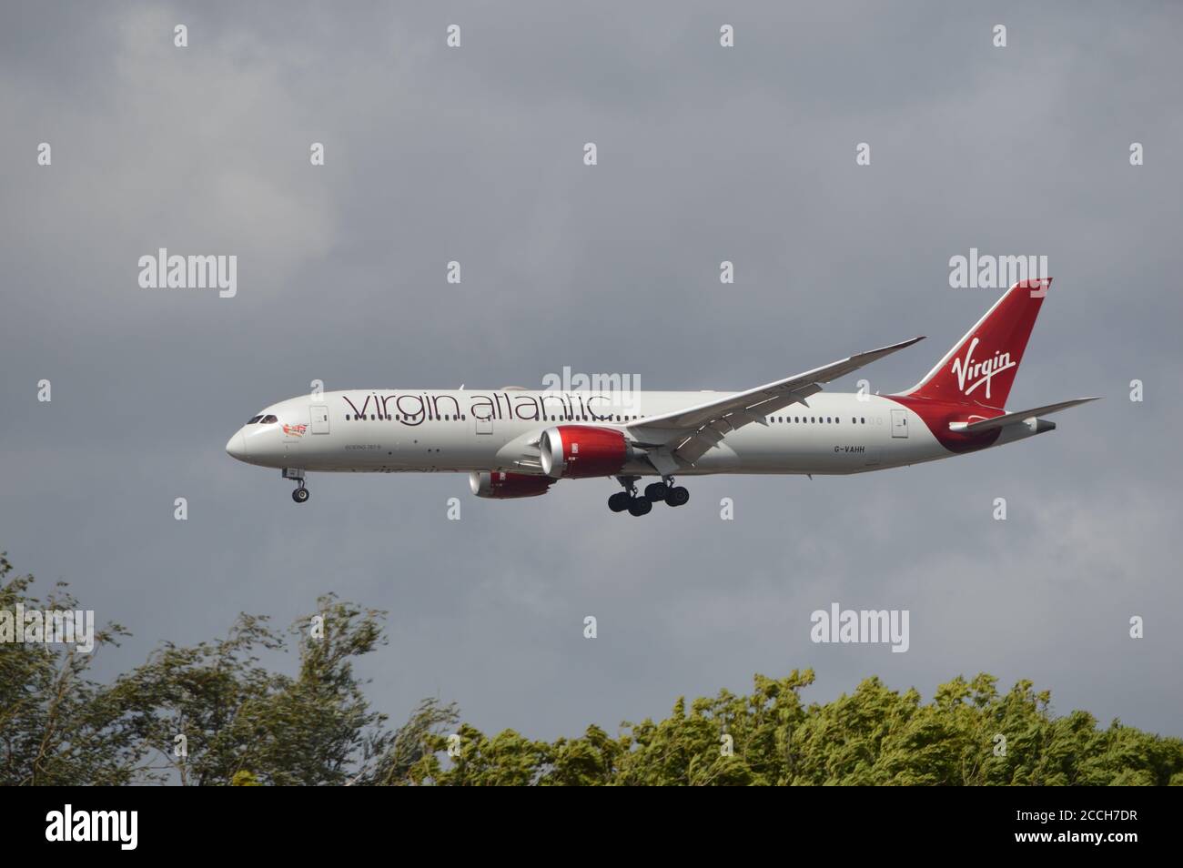 Londra, Regno Unito. 21 agosto 2020. Virgin Atlantic Boeing 787-9 Dreamliner G-VAHH atterrando all'aeroporto di Heathrow. Foto Stock