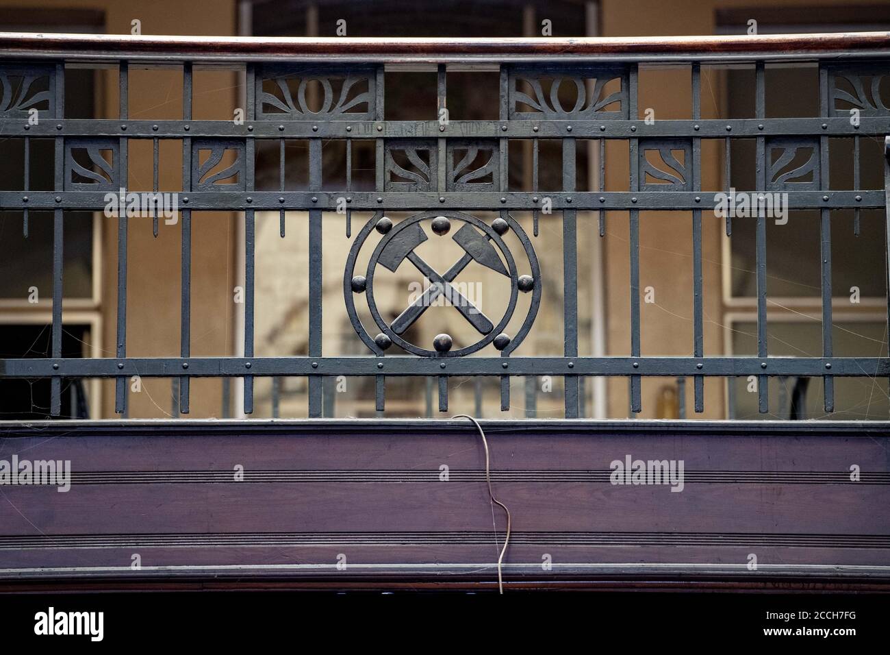 Hamm, Germania. 21 Agosto 2020. Gelaender con martello incrociato nella sala dei salari della miniera orientale, visita dell'ex miniera orientale e oggi CreativCenter Heinrich Robert a Hamm il 09/21/2020. ¬ | utilizzo in tutto il mondo Credit: dpa/Alamy Live News Foto Stock