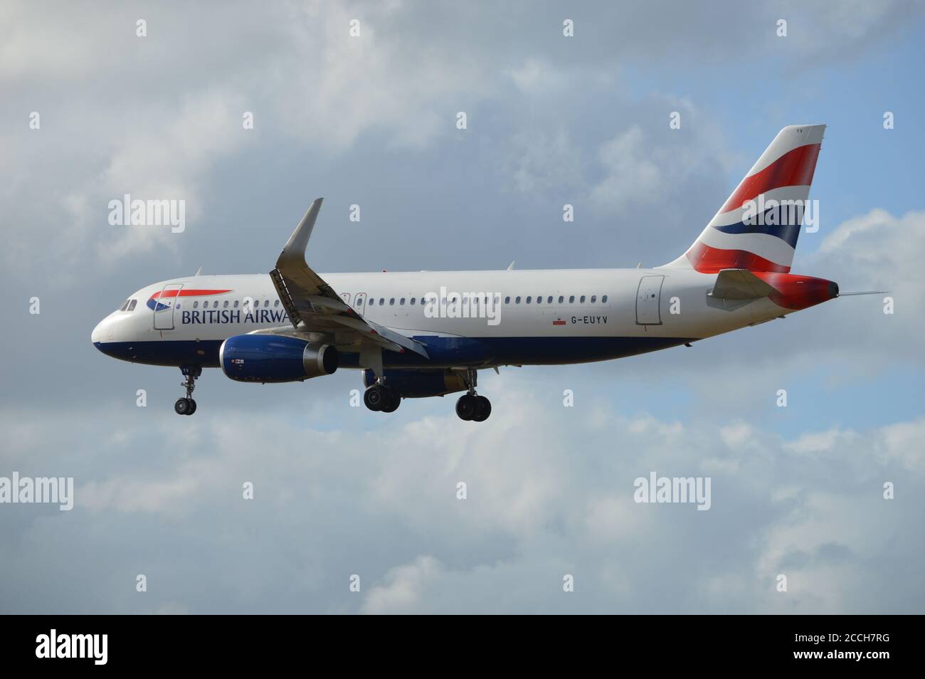 Londra, Regno Unito. 21 agosto 2020. British Airways Airbus A320-200 G-EUYV atterrando all'aeroporto di Heathrow. Foto Stock