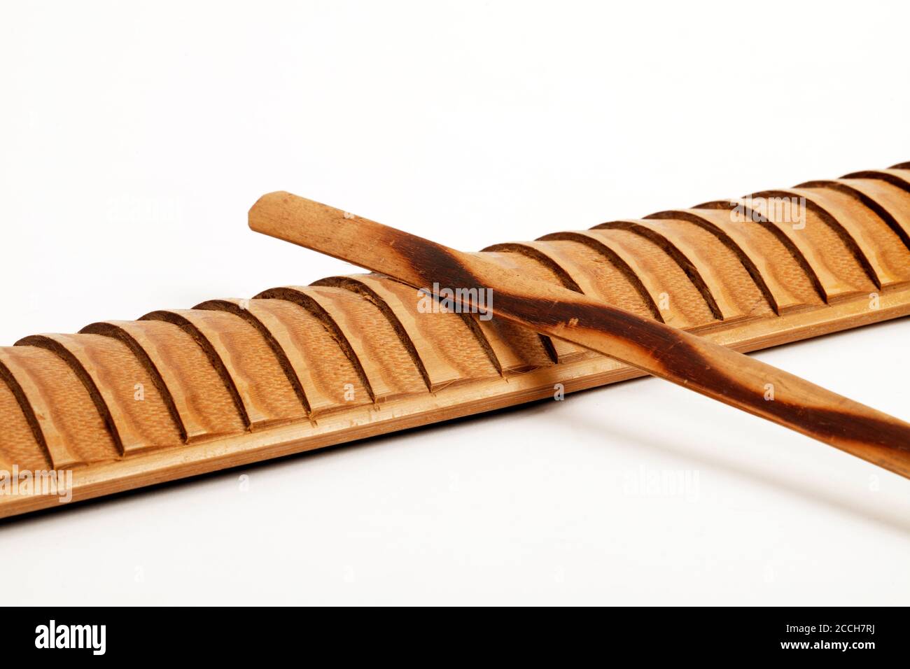 Creste o superficie increspata di un Guiro di bambù, con il suo raschietto,  o bastone. Asiatico, Africano Foto stock - Alamy