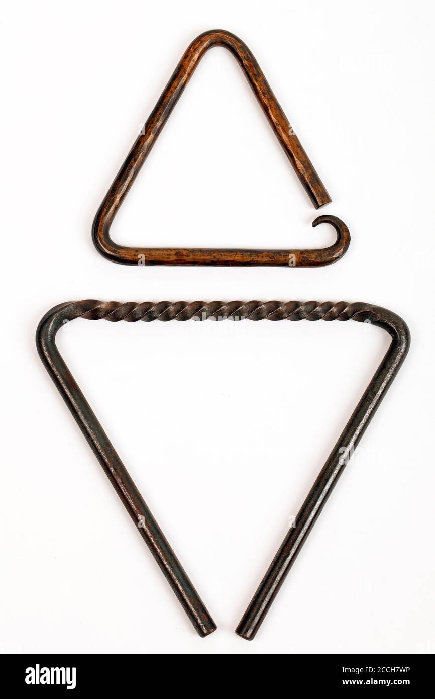 Triangoli fatti a mano, bronzo martellato a mano con curva terminale decorativa e struttura in acciaio ritorto con nervature Foto Stock