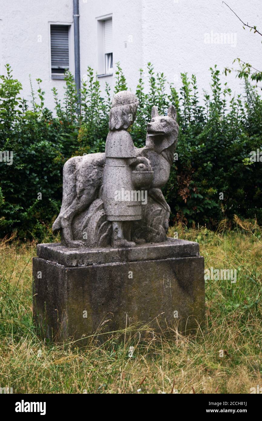 Rotkäppchen und der Wolf, eine skulptur am Kerstenweg a Berlin-Spandau Foto Stock