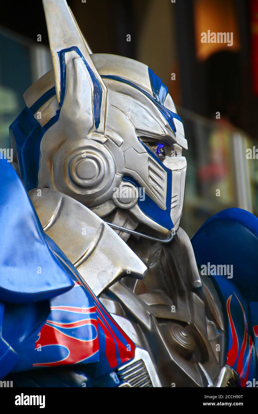 La replica della statua del robot Optimus prime di Transformers Age of Extinction è stata esibita alla stazione di Osaka. Foto Stock