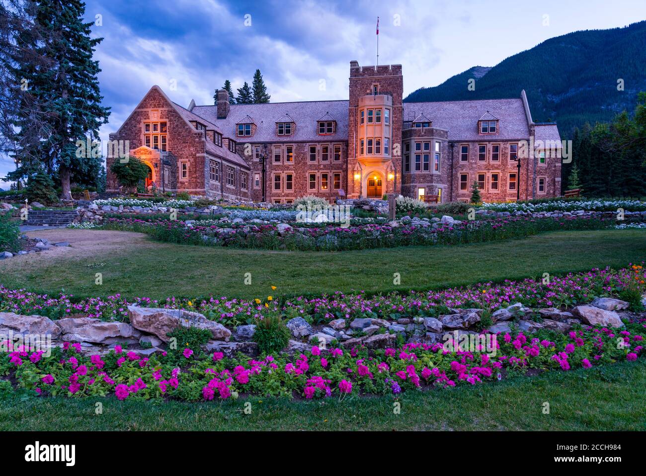 L'edificio dell'amministrazione Parks Canada di notte nella cittadina di Banff, Banff, Alberta, Canada. Foto Stock