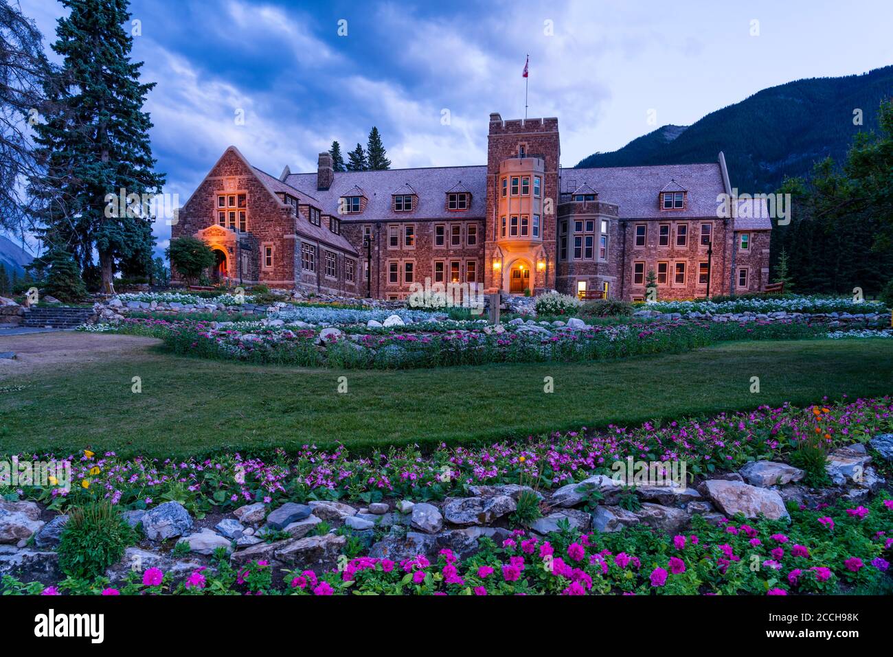 L'edificio dell'amministrazione Parks Canada di notte nella cittadina di Banff, Banff, Alberta, Canada. Foto Stock