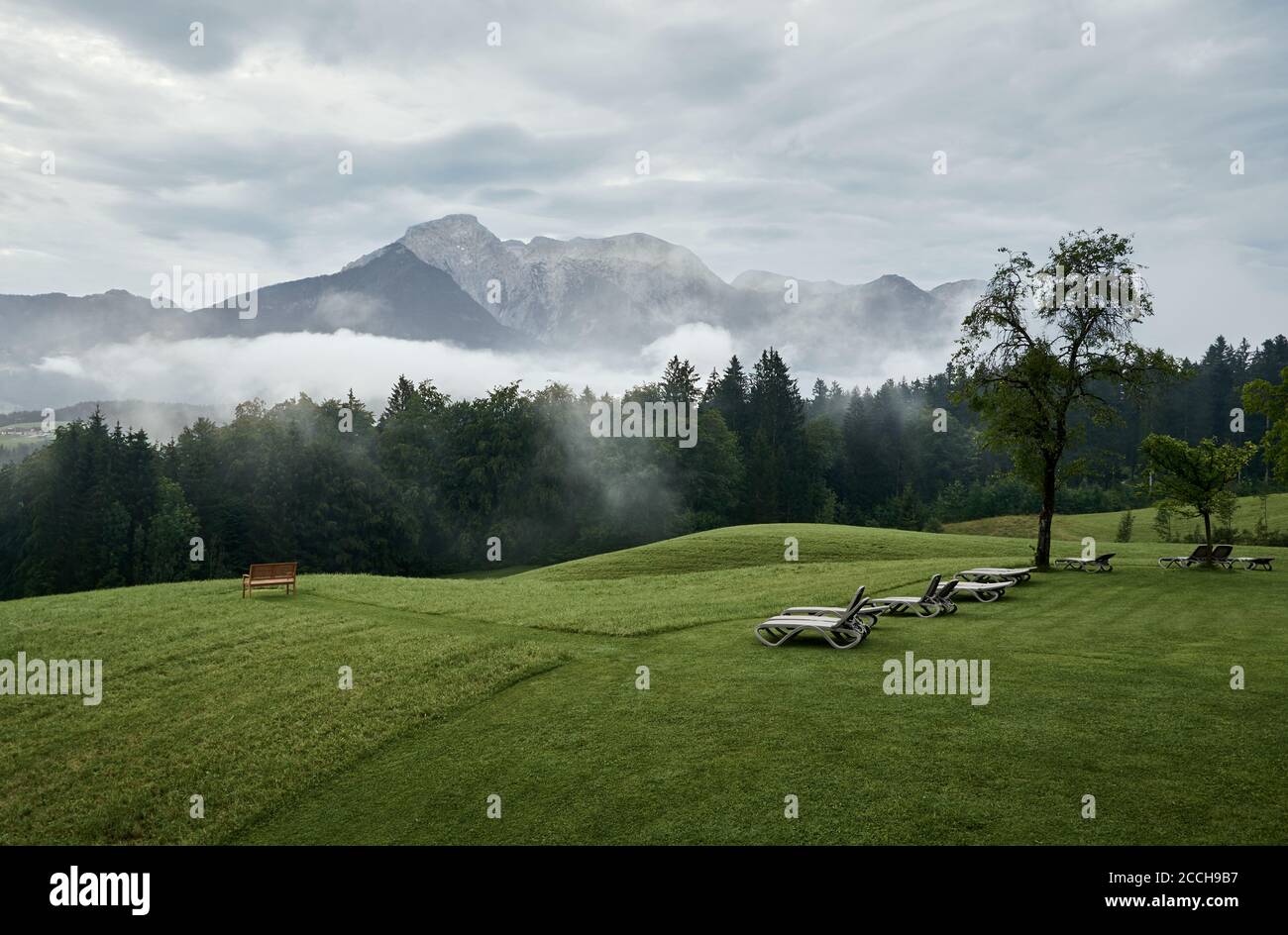 Vista panoramica del paesaggio foggoso con la catena montuosa delle Alpi Berchtesgaden, Germania Foto Stock