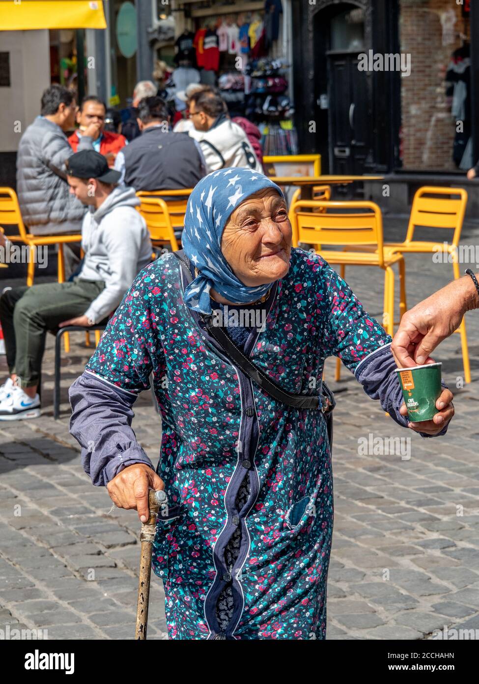 La vecchia donna chiede monete per le strade di Bruxelles. Foto Stock