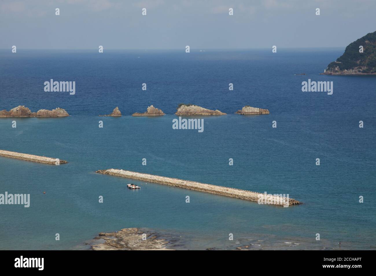 Hashikuiiwa famose rocce sul mare blu in Giappone wakayama Foto Stock