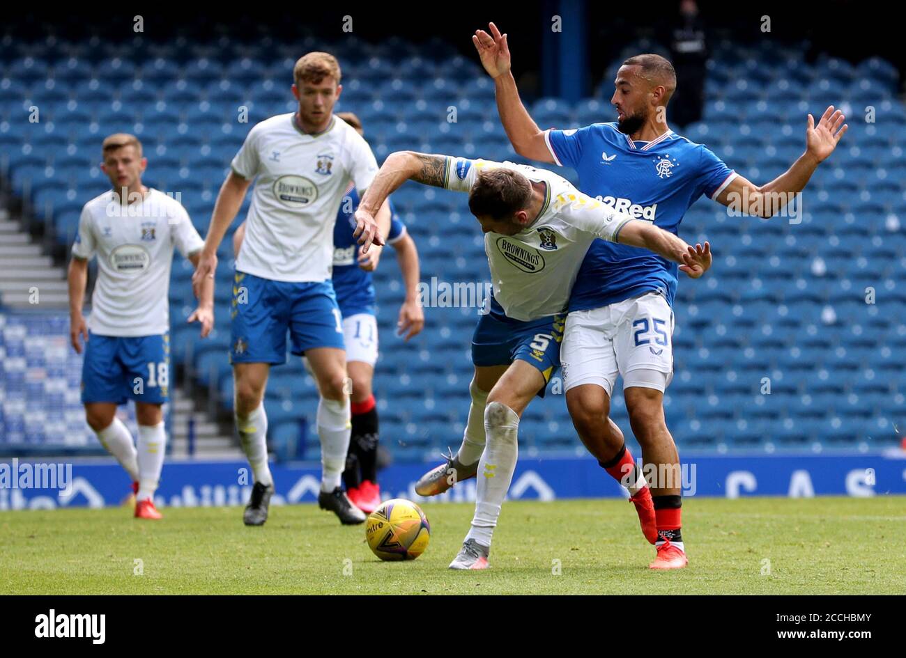 Rangers' Kemar Roofe (a destra) e Kilmarnock's Kirk Broadfoot combattono per la palla durante la partita di premiership Scozzese all'Ibrox Stadium di Glasgow. Foto Stock
