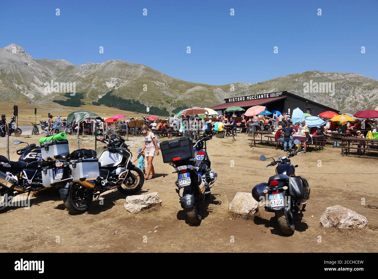 Moto parcheggiate al Ristoro Mucciante sul campo Imperatore nel Gran Sasso D'Italia, Abruzzo, Italia. Foto Stock