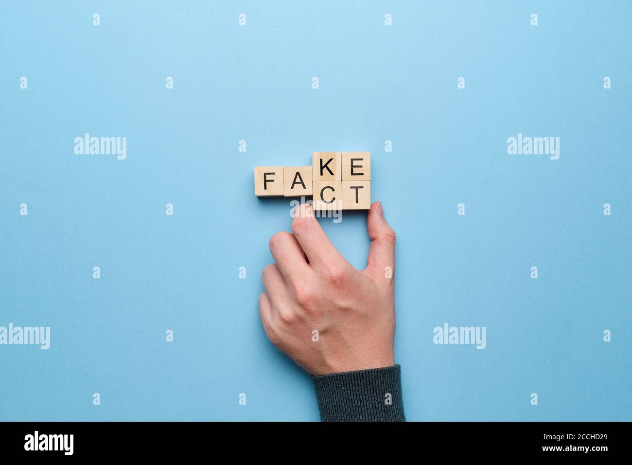 Concetto di fatto e fiocchi su cubetti di legno. Foto Stock