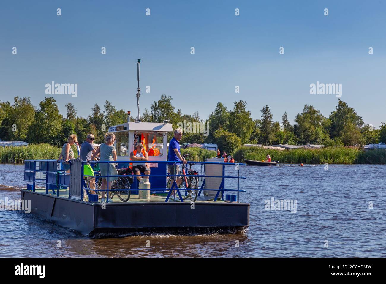 Earnewald, Paesi Bassi - 8 agosto 2020: Traversata in traghetto per il centro informazioni Parco Nazionale Alde Feanen a Earnewald Friesland, Paesi Bassi Foto Stock