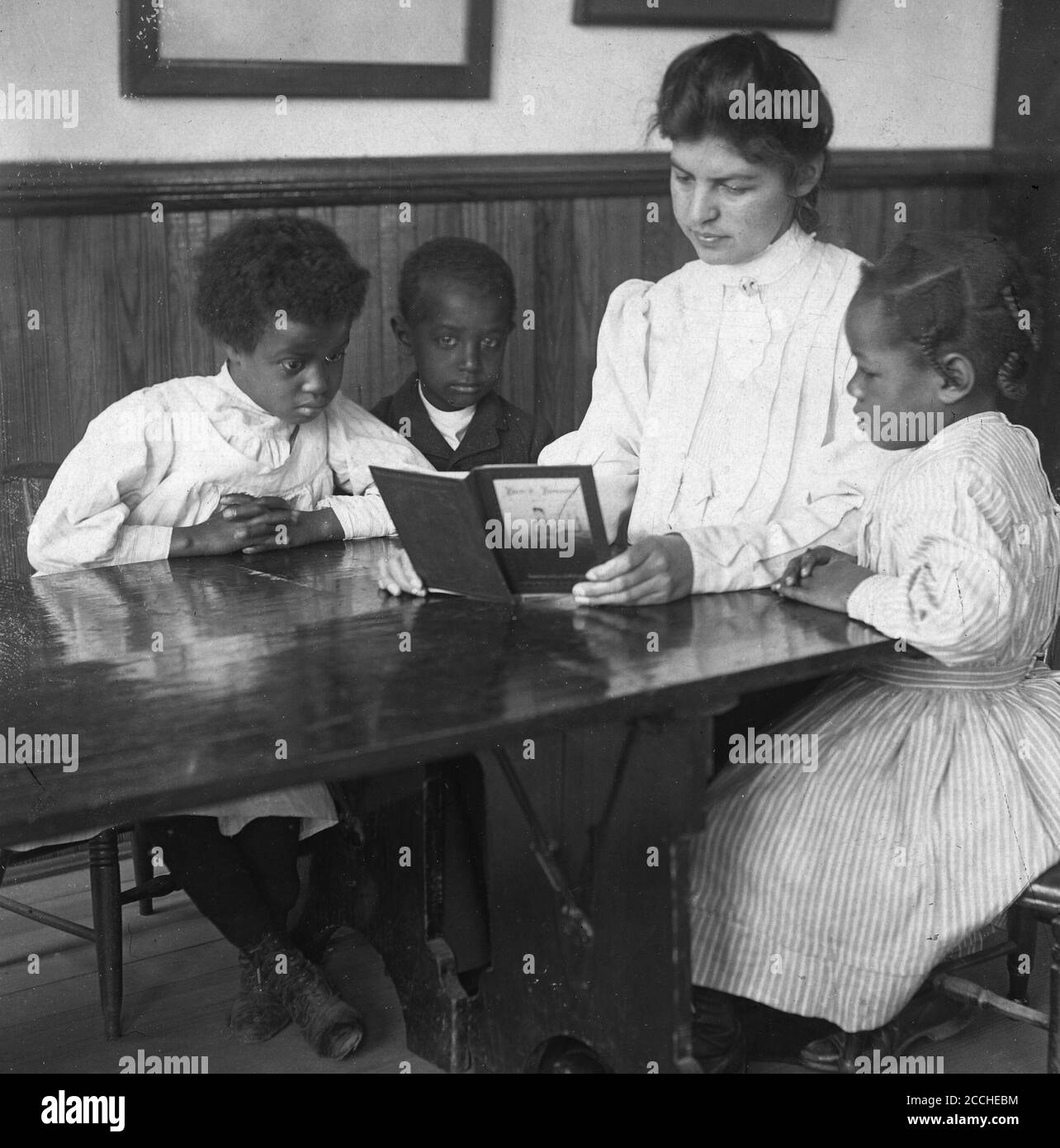 I bambini afroamericani imparano a leggere Foto Stock