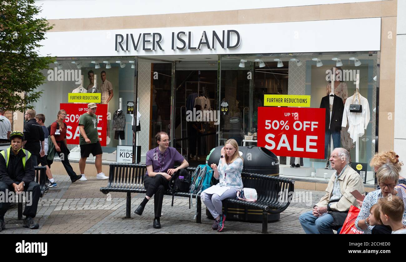 Windsor, Berkshire, Regno Unito. 18 agosto 2020. I rivenditori di abbigliamento River Island tagliano altri 350 posti di lavoro in una stretta di gestione. Credito: Maureen McLean/Alamy Foto Stock