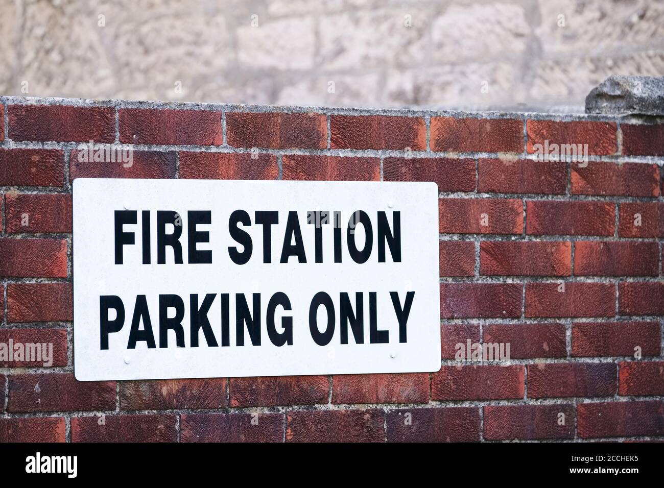 Parcheggio per vigili del fuoco solo sul cartello del parcheggio a muro Foto Stock