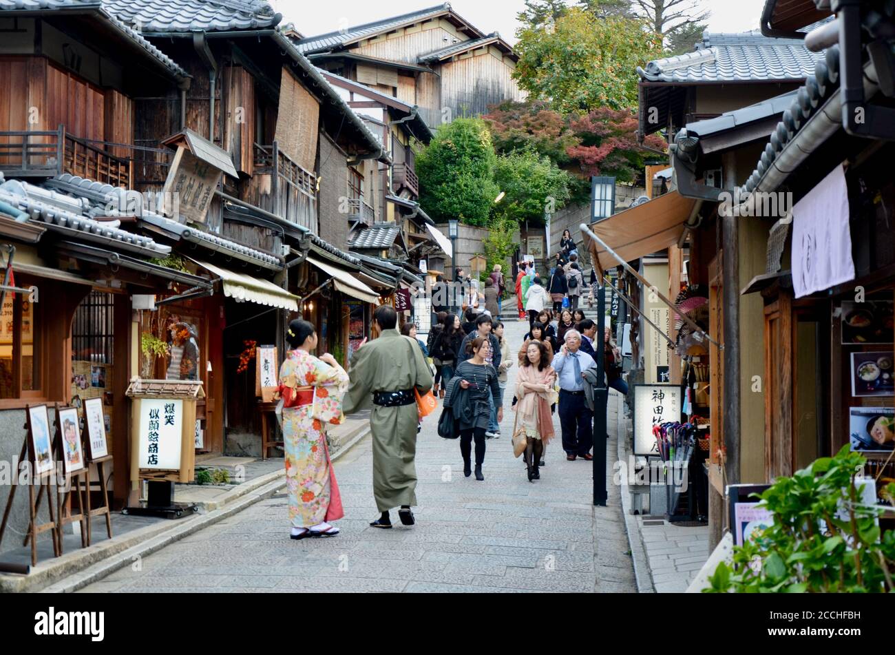Turisti nelle strade lastricate di pietra Ninen-zaka e Sannen-zaka a Gion, città vecchia di Kyoto Foto Stock