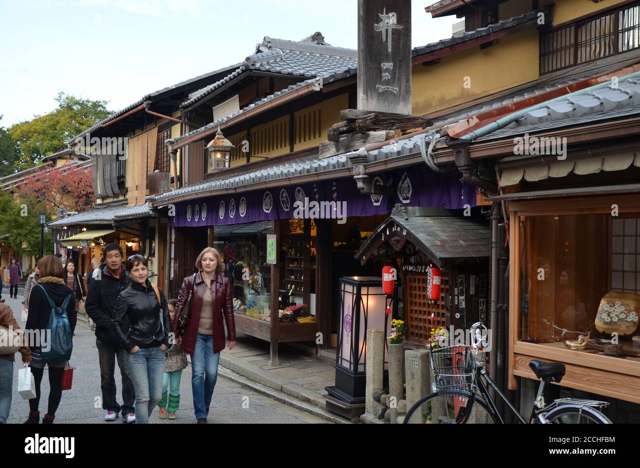 Turisti nelle strade lastricate di pietra Ninen-zaka e Sannen-zaka a Gion, città vecchia di Kyoto Foto Stock