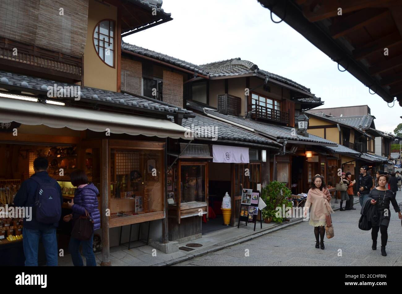 Turisti nelle strade lastricate di pietra Ninen-zaka e Sannen-zaka a Gion, città vecchia di Kyoto Foto Stock