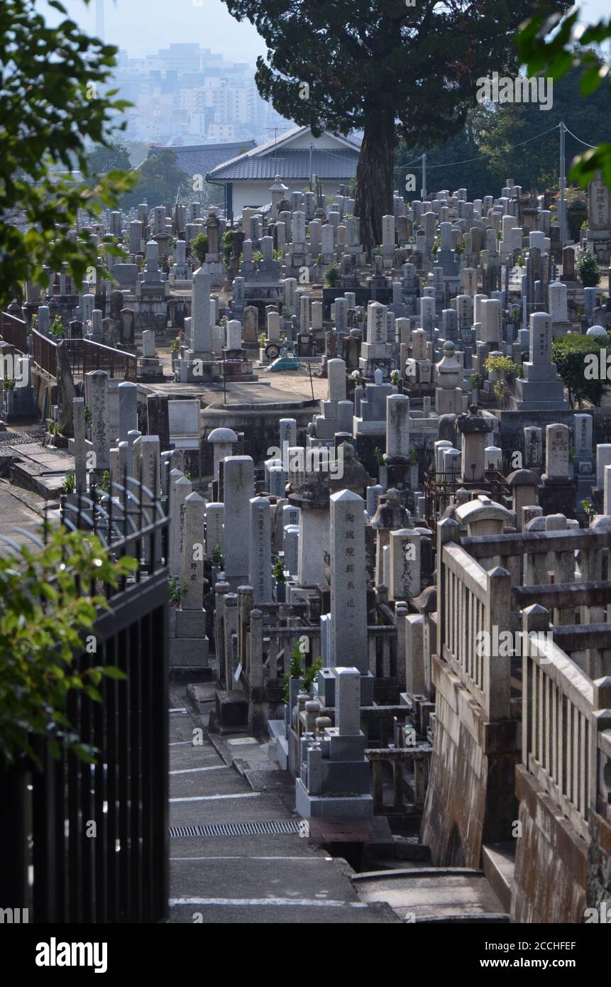 Tombe storiche presso il cimitero di Nishi Otani nel distretto di Higashiyama, Kyoto, Giappone. Foto Stock