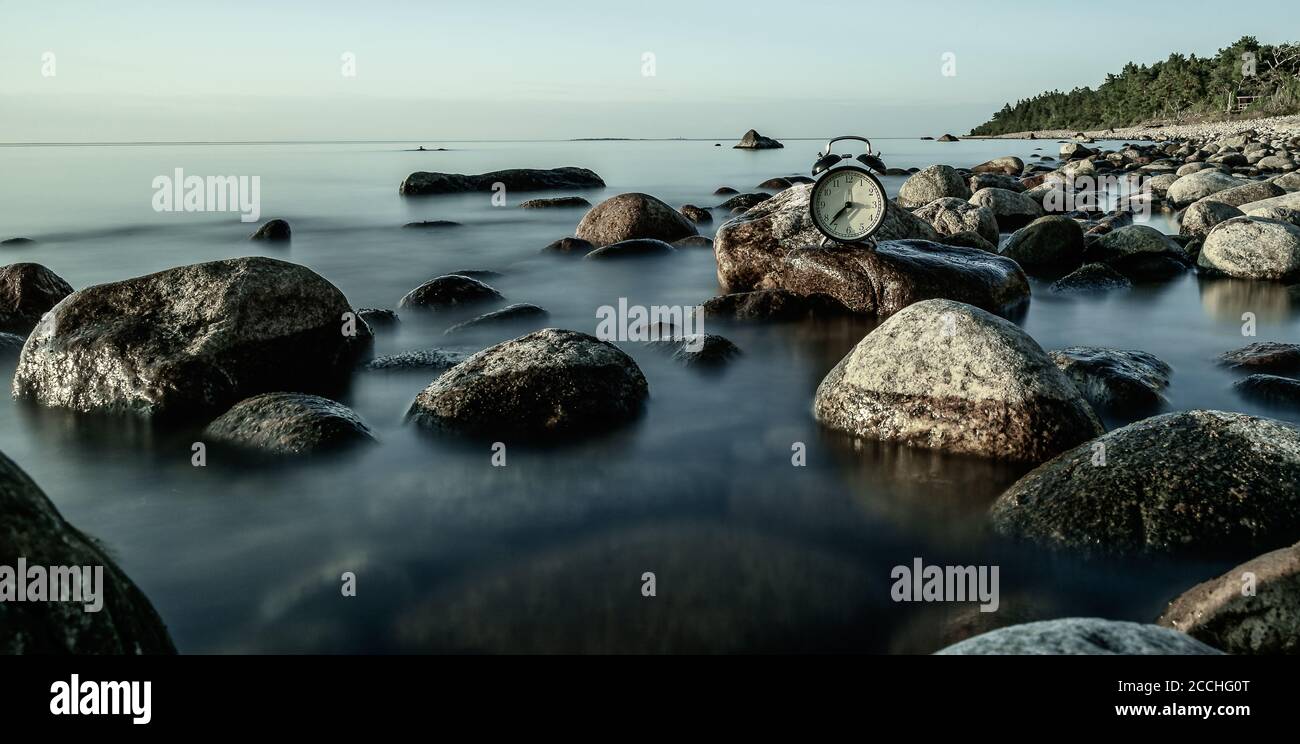 Fotografia per 30 secondi che simboleggia l'età d'oro per Fotografia che è stata impostata dal Mar Baltico svedese durante tramonto quando l'estate si trasforma in Foto Stock