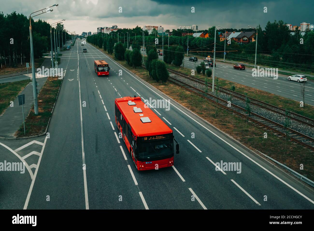 Due autobus rossi su una strada vuota in Kazan. Sistema di trasporto urbano Kazan Foto Stock