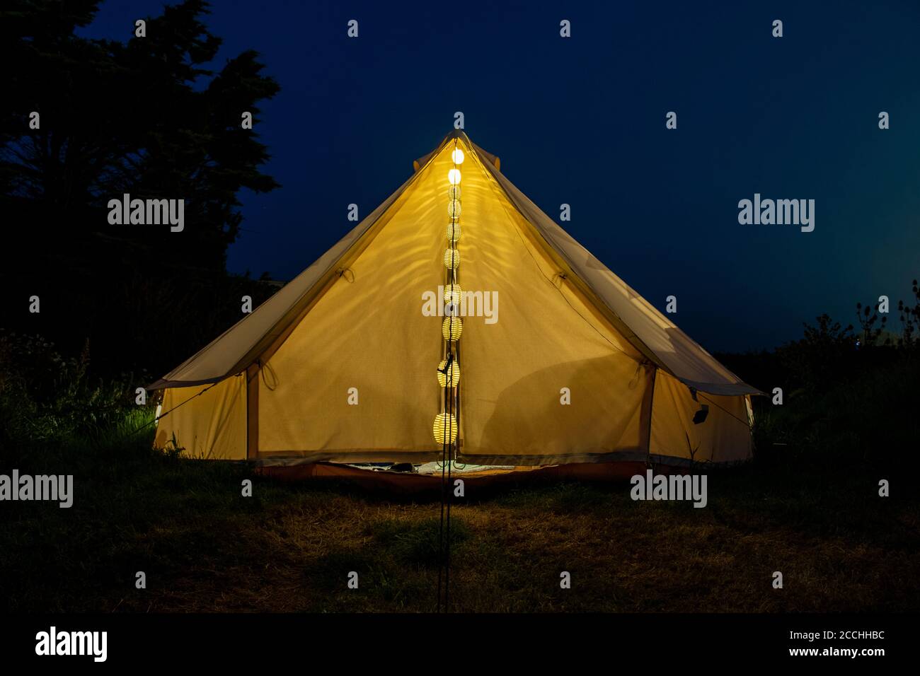Una tenda campanaria allestita in campagna per alcuni fino mercato campeggio Foto Stock