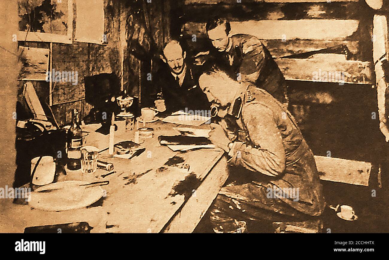 Ufficiali dello staff dell'Esercito britannico della prima Guerra Mondiale nel loro ufficio di dugout relativamente lussuoso sul fronte Occidentale. Foto Stock