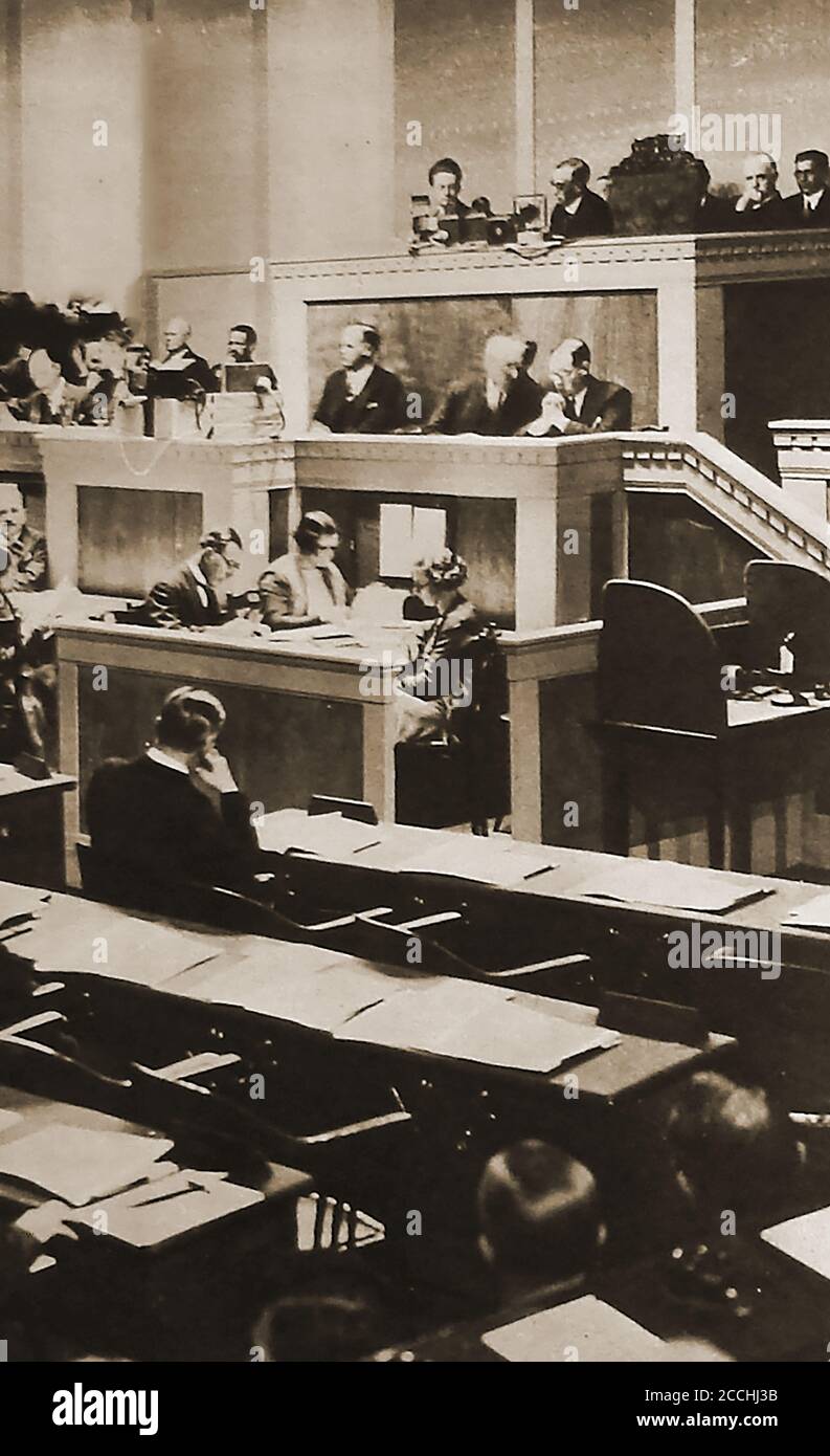 2 febbraio 1932 - una visione all'interno della conferenza della Lega delle Nazioni sul disarmo a Ginevra presieduta dal popolare Partito laburista britannico e dal leader dell'Unione Arthur Henderson (noto a tutti come "zio Arthur"). I paesi non potevano concordare su quali fossero le armi "offensive" e "difensive" e i colloqui si sono interrotte. Di conseguenza, Adolph Hitler ha ritirato la Germania sia dalla Conferenza che dalla Lega delle Nazioni il 14 ottobre 1933. Foto Stock