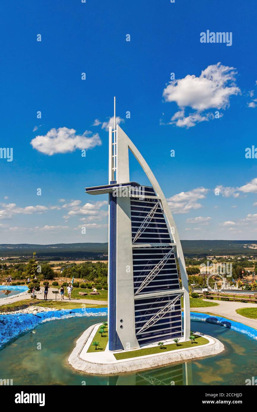 Krajno-Zagorze, Polonia - 14 agosto 2020. La miniatura del Burj al Arab Hotel nel Parco dei Divertimenti e delle Miniature di Sabat Krajno Foto Stock