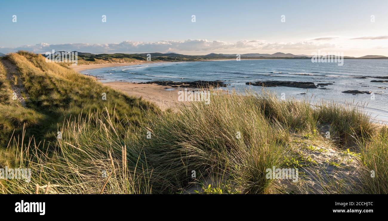 Dune di sabbia coperte di erba sulla spiaggia di Ballyheirnan a Donegal Irlanda Foto Stock