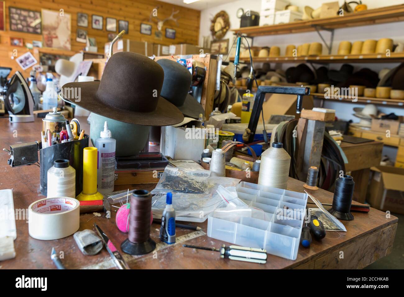 Hat forma e implementa il workshop nella Double H Custom Hat Company di Darby, Montana, il 31 luglio 2020. Foto Stock