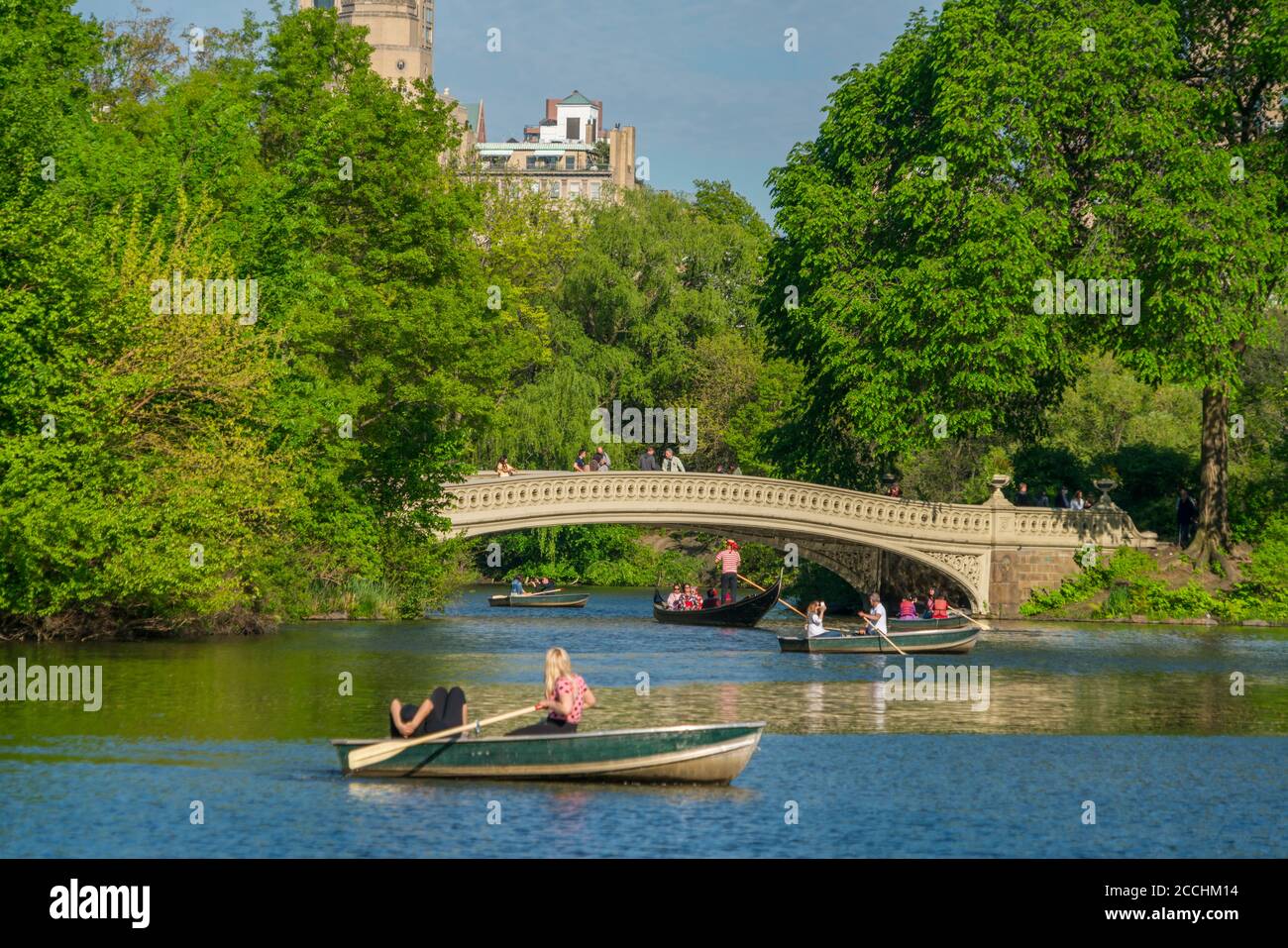 La gente gode di cavalcare sulla gondola sul lago in centro Parcheggio Foto Stock