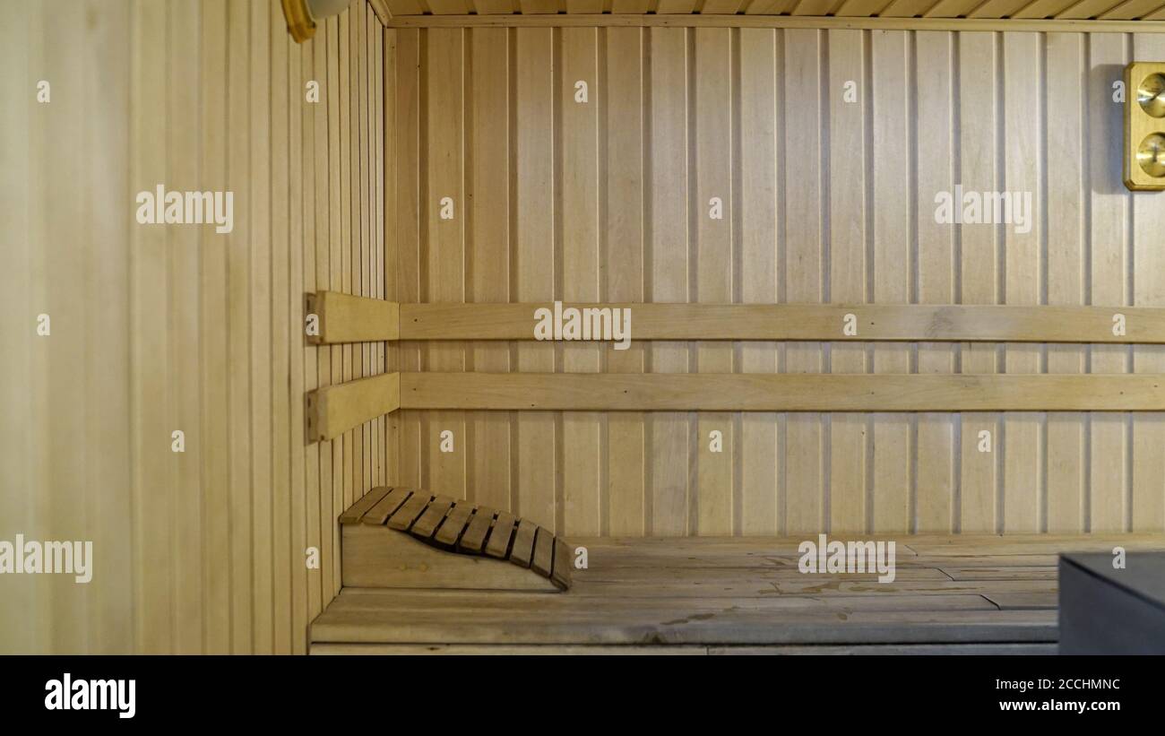 Sauna accessori sono all'interno della camera del vapore. L'interno della sauna. Sauna da Linden. Foto Stock