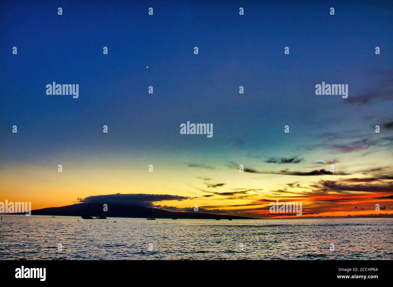 Vista grandangolare dal porto di Lahaina con luna colonica e Lahaina in lontananza. Foto Stock