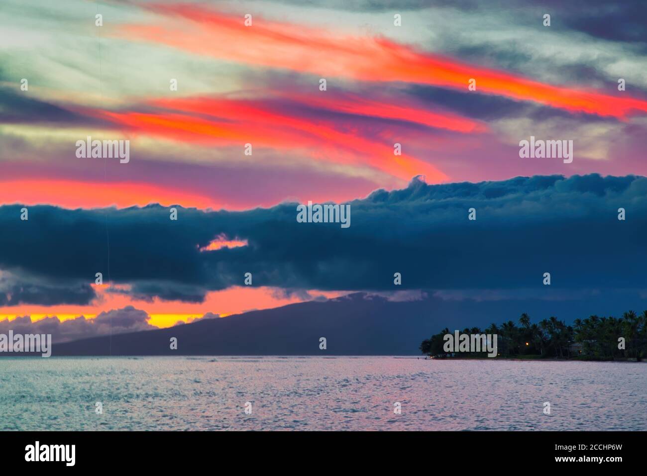 Vista da Maui a Molokai con il suggestivo cielo del tramonto. Foto Stock