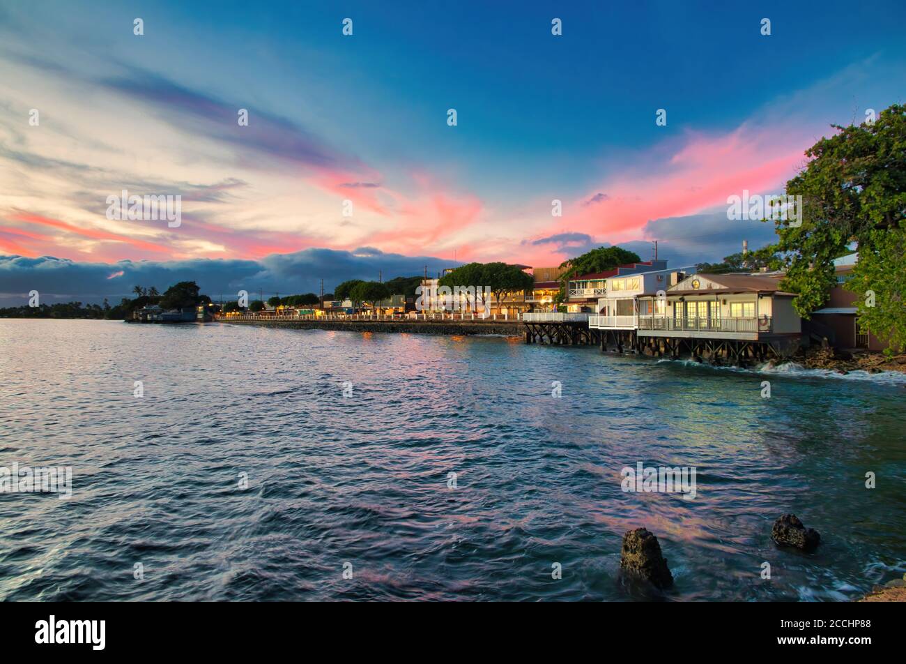 Vista dei negozi di Front Street a Lahaina su Maui dal porto di Lahaina al tramonto. Foto Stock