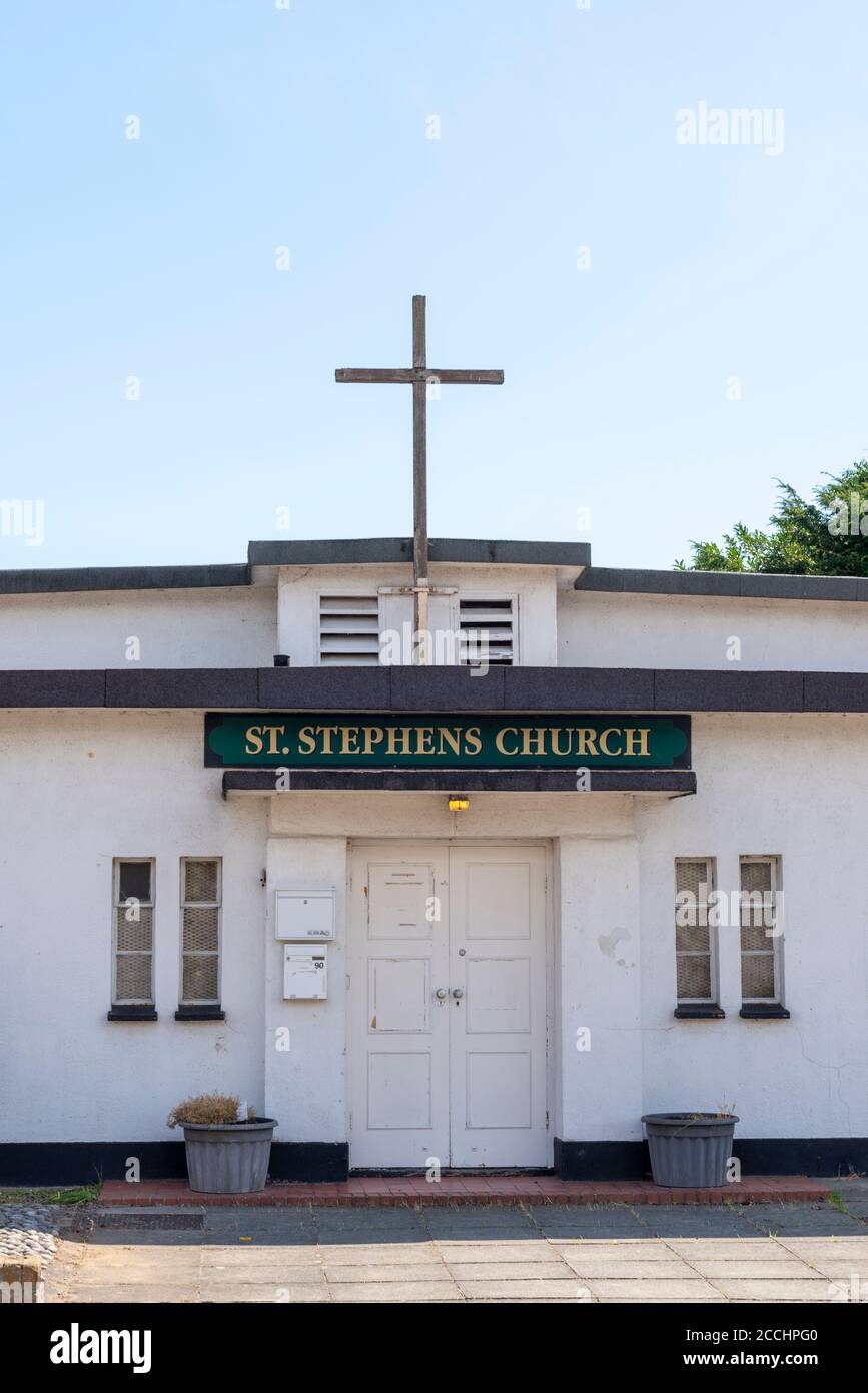 St Stephens Church in Alton Gardens, Southend on Sea, Essex, Regno Unito. Chiesa di Santo Stefano a rischio di demolizione. Disordine dell'ufficiale RAF della seconda guerra mondiale Foto Stock