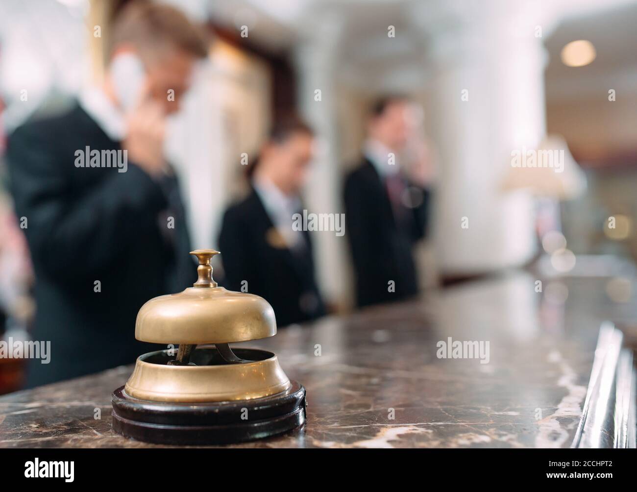 Servizio hotel, hotel di concetto campana, viaggi, camere, moderno banco ricevimento di lusso hotel sullo sfondo. Foto Stock