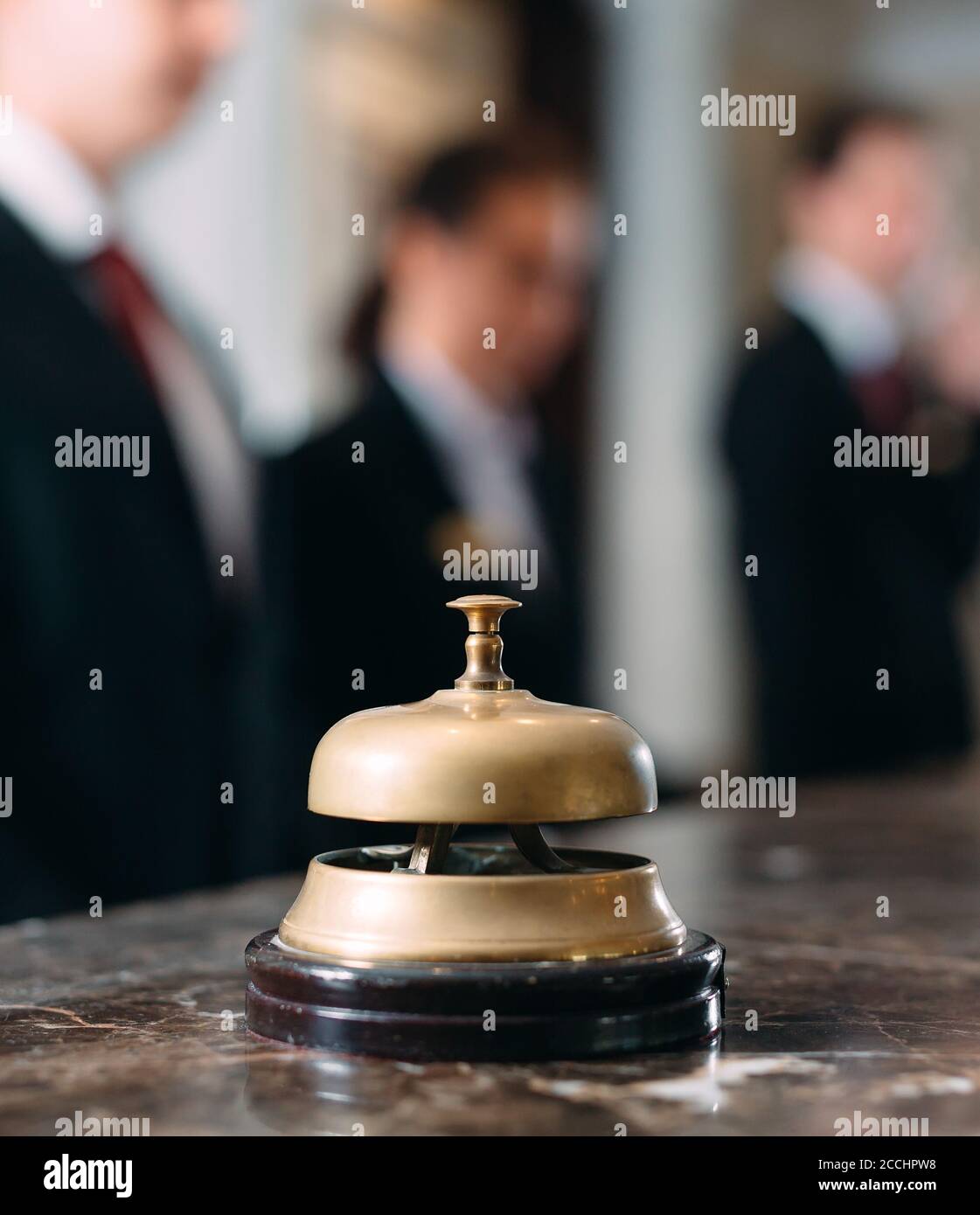 Servizio hotel, hotel di concetto campana, viaggi, camere, moderno banco ricevimento di lusso hotel sullo sfondo. Foto Stock