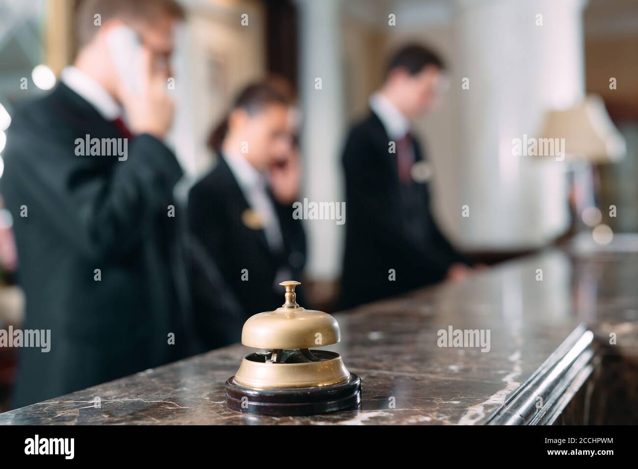Servizio hotel, hotel di concetto campana, viaggi, camere, moderno banco ricevimento di lusso hotel sullo sfondo. Foto Stock