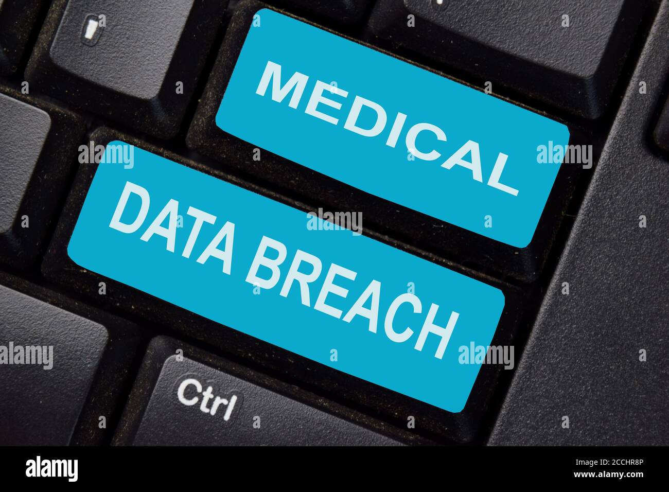 Testo di violazione dei dati medici scritto sulla tastiera isolata sul computer portatile sfondo Foto Stock