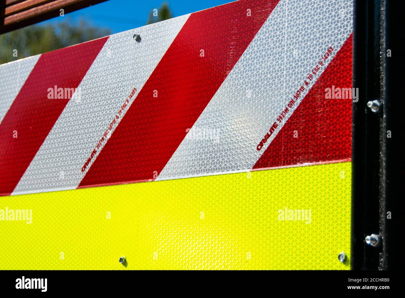 Pannello con segnale riflettente rosso, bianco e giallo utilizzato per la manutenzione stradale in Europa Foto Stock