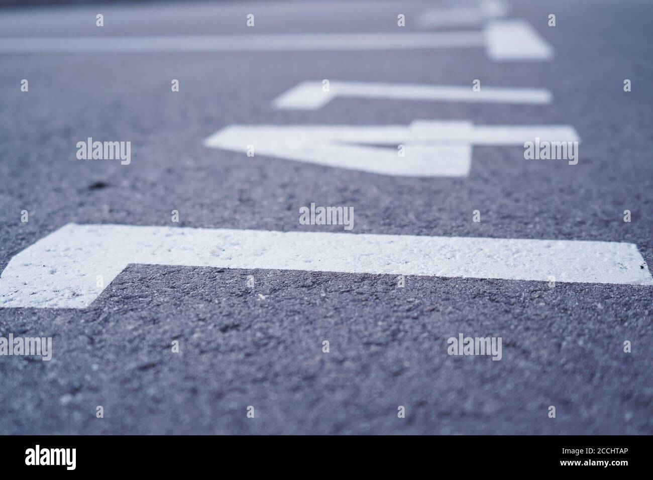 Primo piano di segni di vernice bianca sul parcheggio. Parcheggio auto vuoto, parcheggio auto con contrassegno bianco, corsia di parcheggio all'aperto nel parcheggio pubblico.focu selettivo Foto Stock