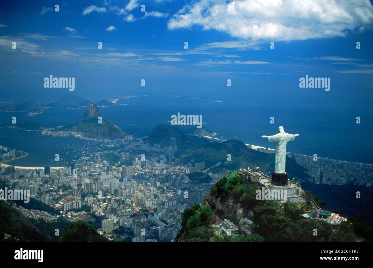 Vista aerea del Corcovado sopra la baia di Botafogo e Pao de Acucar Foto Stock